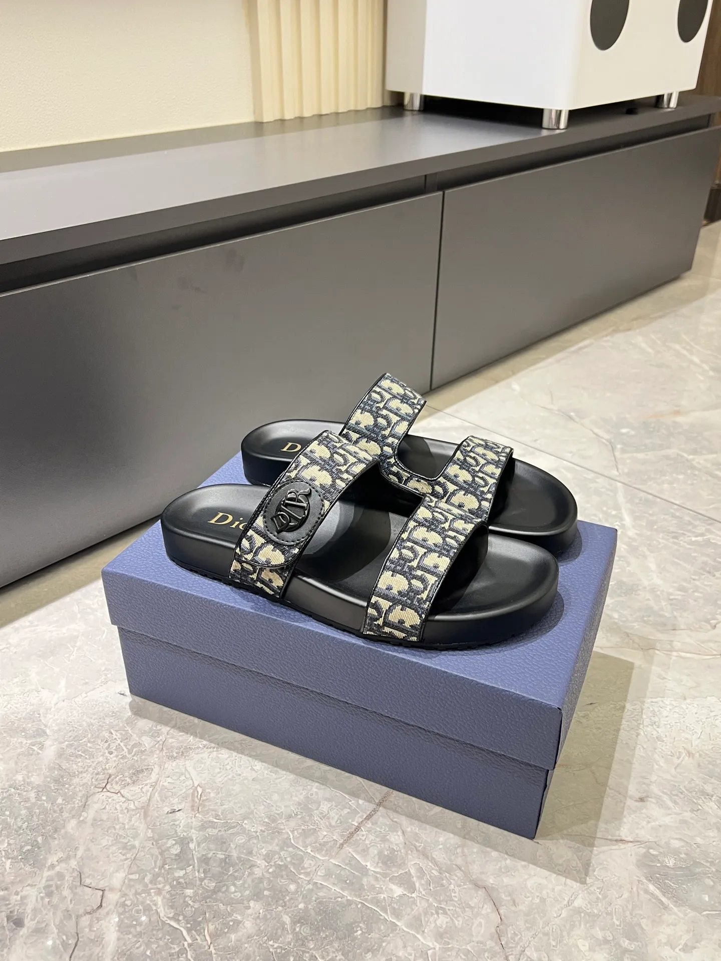 Men's men's shoes 💰p300 Size 38-45 Dior Dior's latest H-Town series Oblique thick sole slippers sandals Original purchase development and production This Dior H-Town sandals pay tribute to the classic logo of sports style and highlight Dior's high-end spirit. Crafted from black rubber with a beige and black Oblique printed upper, it's accentuated with tonal calfskin details. The rubber sole incorporates a variety of elements and is embellished with the Dior logo for a refined, futuristic look. Can be worn with shorts or jeans. Comes with exquisite packaging at the counter 🛍📦 ▪️ Fabric: Original customized imported Oblique embroidery ▪️ Lining: Imported soft sheepskin ▪️ Sole: Original molded ultra-light foam material ▪️ Bottom thickness: 4CM